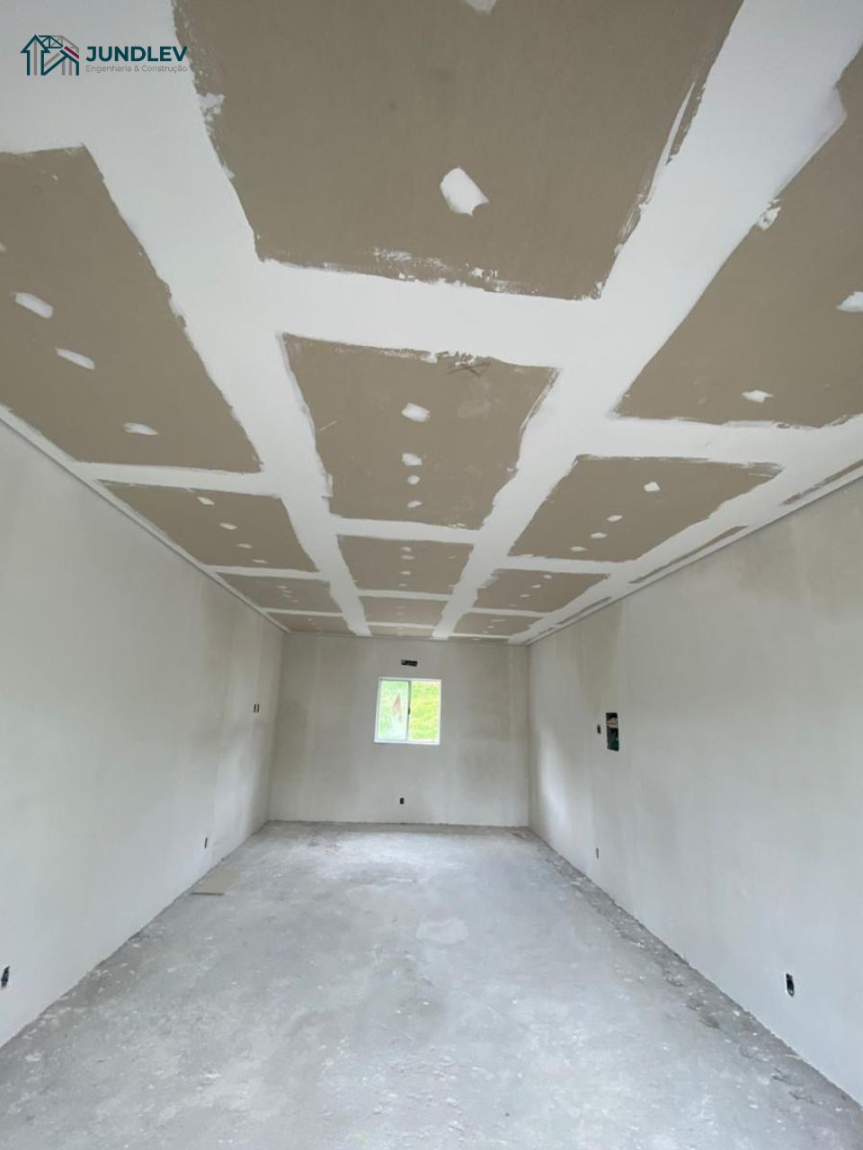 Ambiente em execução com forro de drywall e tratamento de juntas pela JUNDLEV