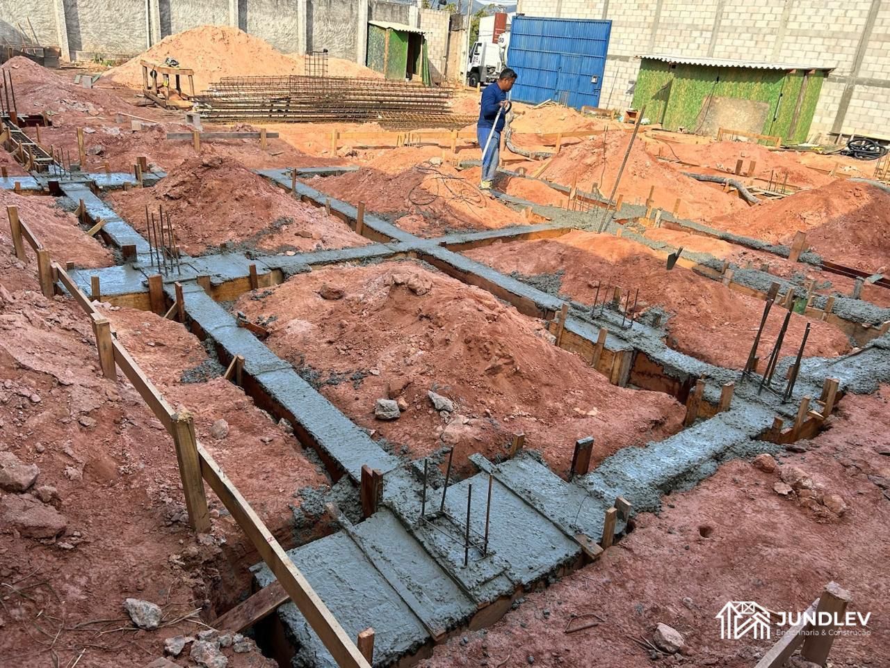 Fundação em execução com vigas baldrame e preparação estrutural