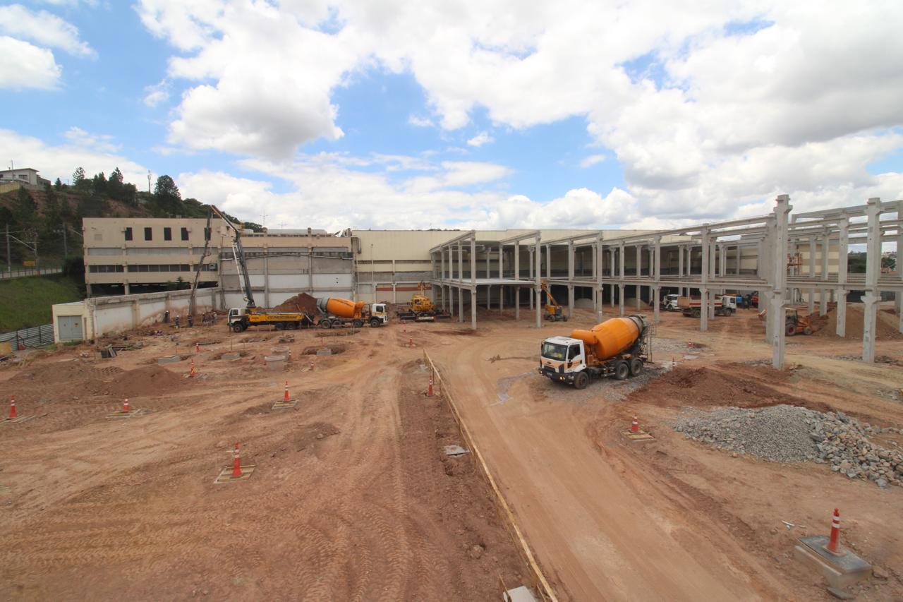 Obra comercial de grande porte com estrutura pré-moldada, terraplenagem e frentes simultâneas de execução